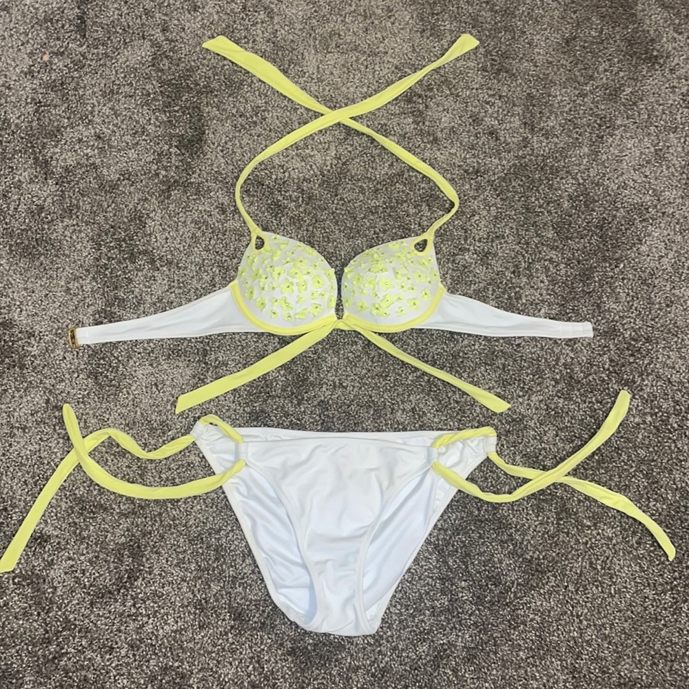 Victoria’s Secret swim suit. Top 34A. Bottoms M. Great condition.